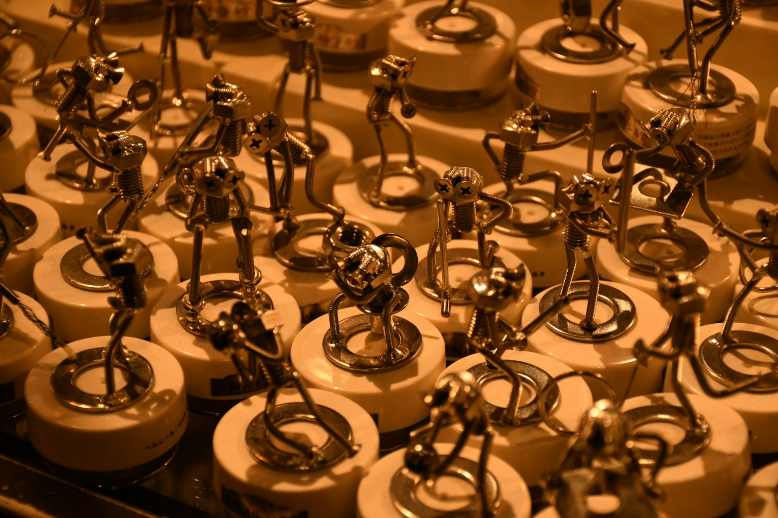 Pequeñas figuras metálicas dispuestas sobre bases circulares