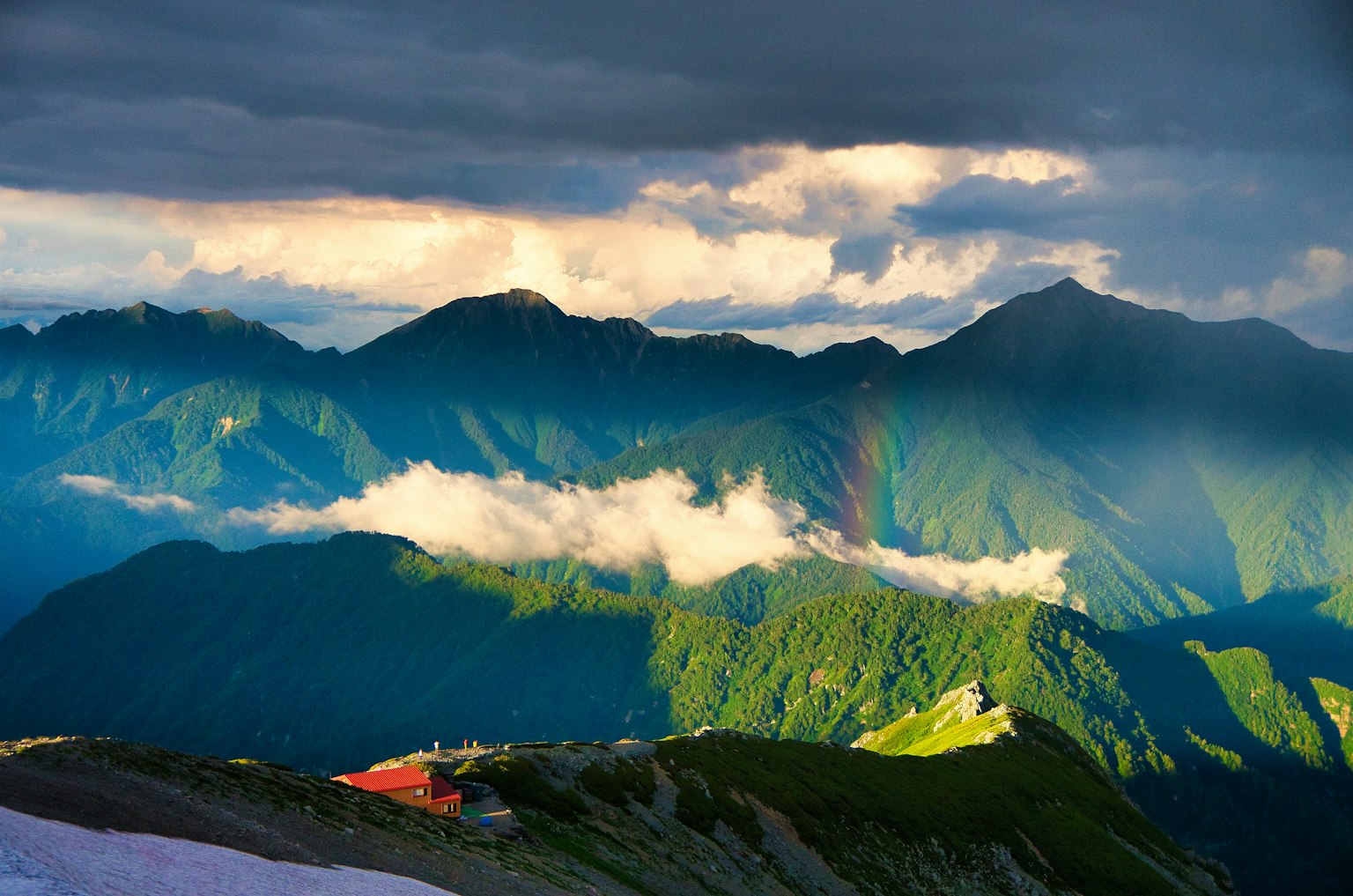 Hermoso paisaje de montañas con nubes flotantes