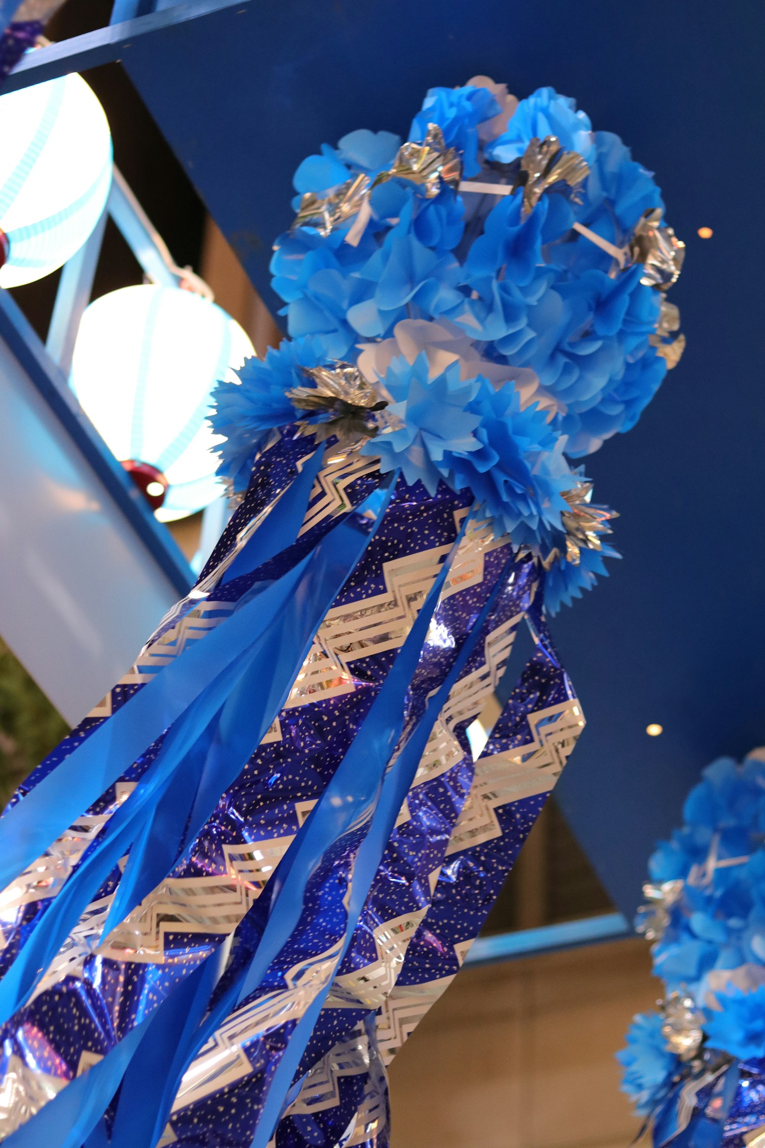 Un pilastro decorato in blu con nastri e composizioni floreali