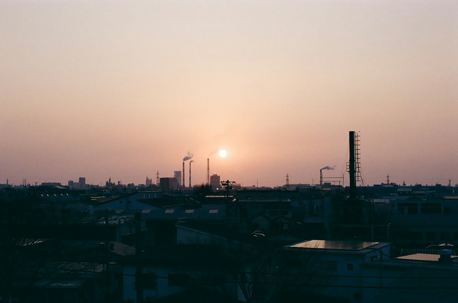 日落時的城市風景可見建築和電線杆