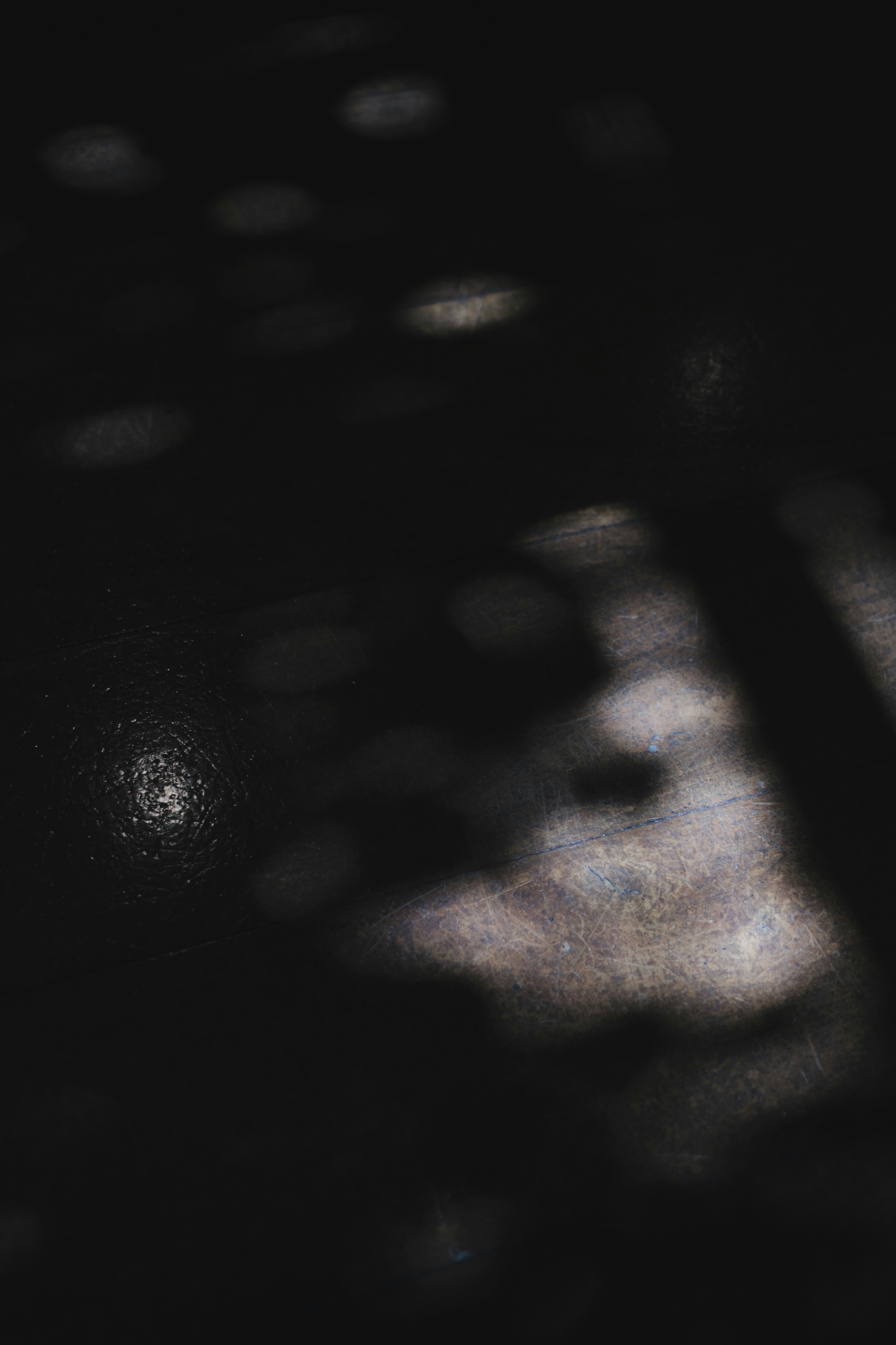 lueur de réverbère et ombres sur un sol sombre