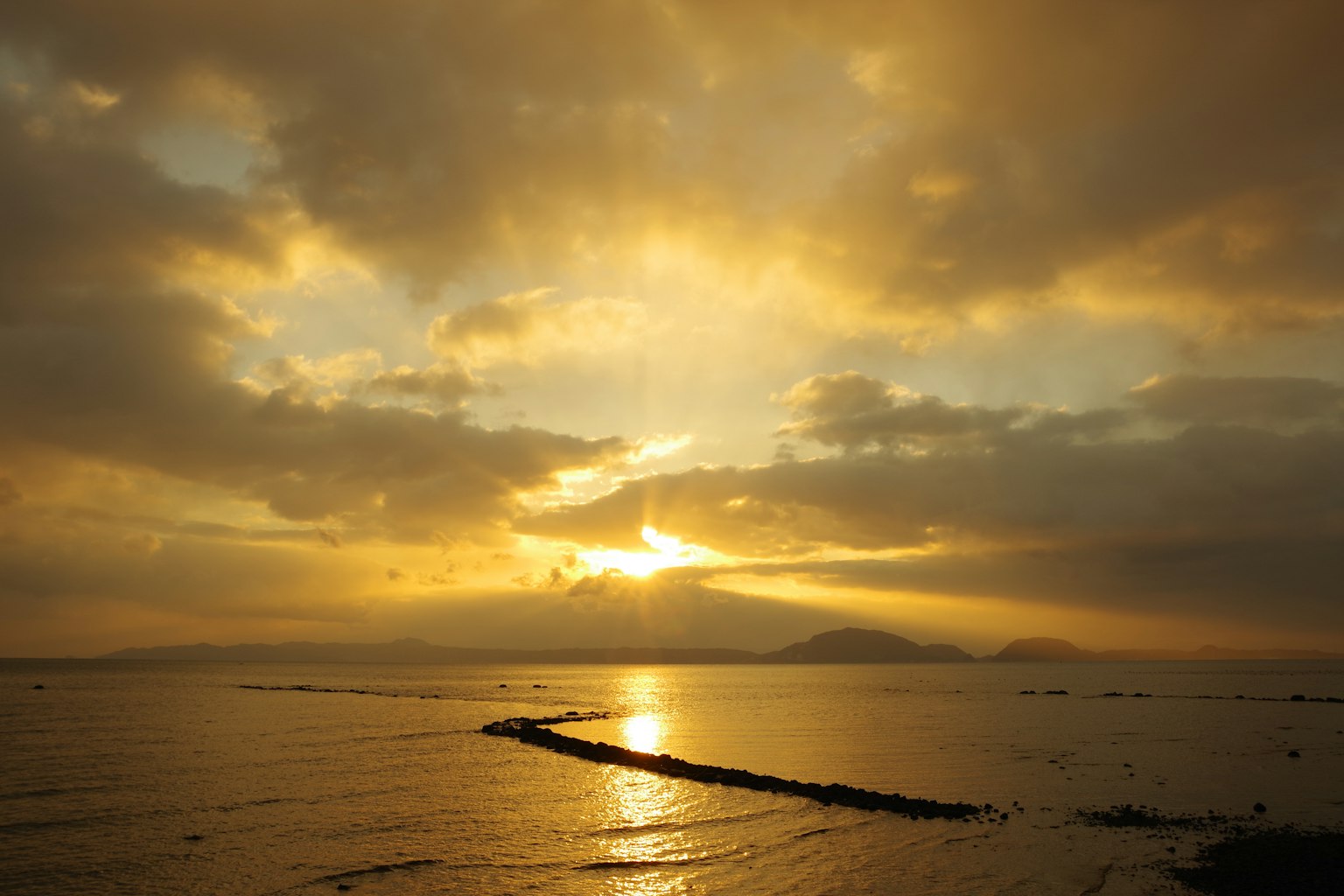 美丽的海上日落风景