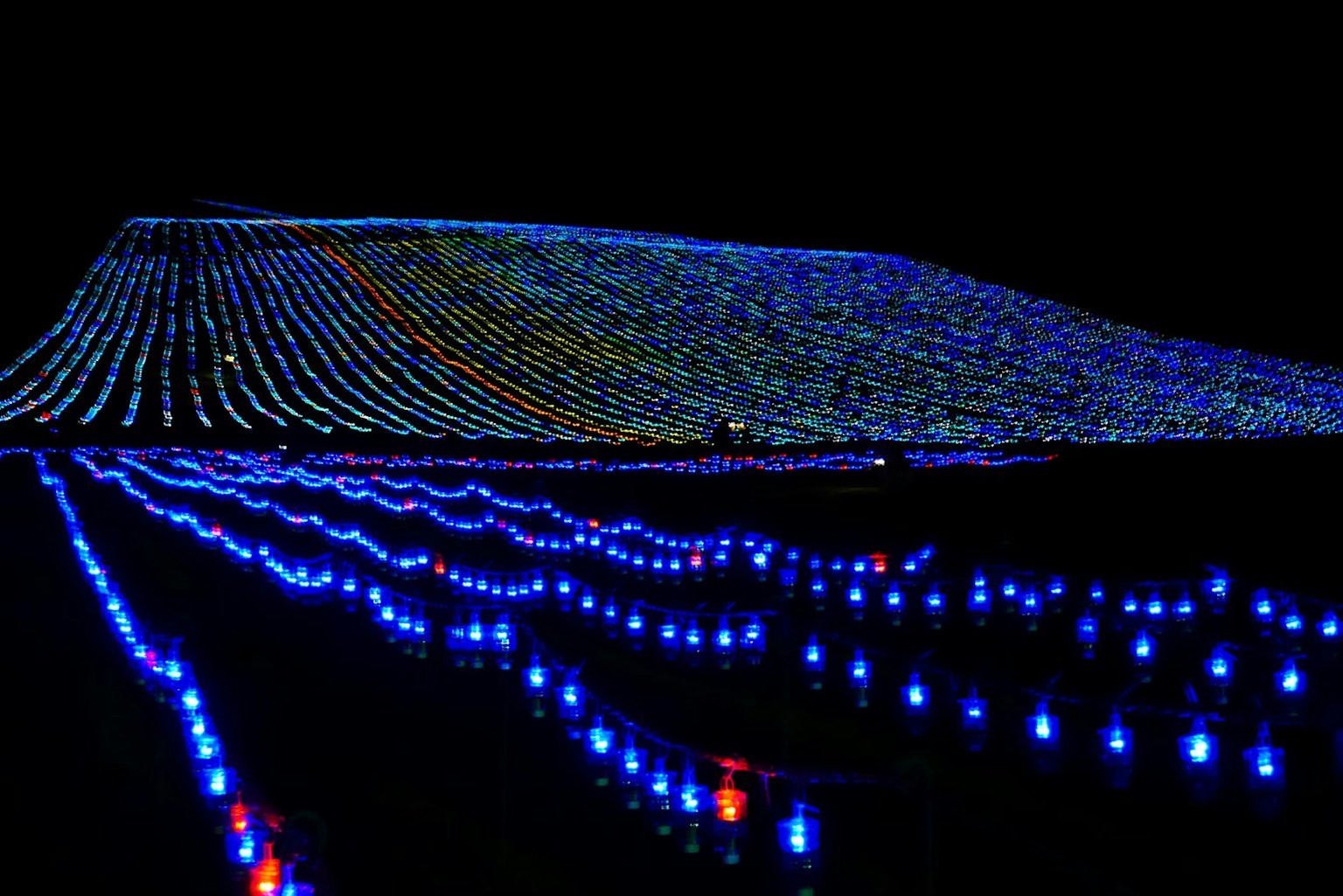 Bunte Lichtshow unter dem Nachthimmel