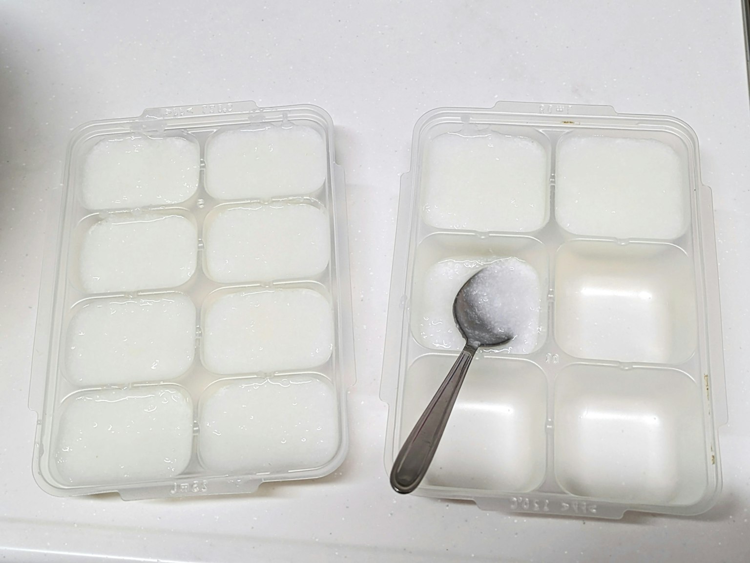 Due vassoi contenenti dessert bianco e un cucchiaio