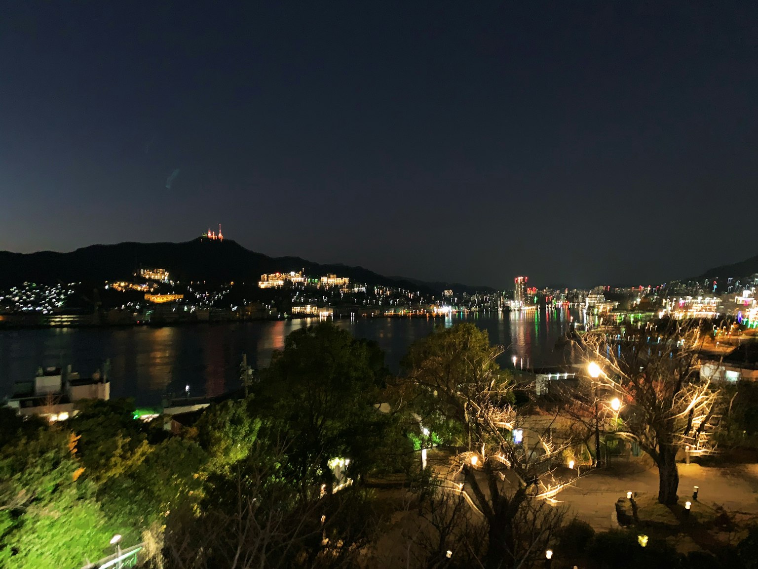 长崎的美丽夜景 港口和山上的灯光闪烁