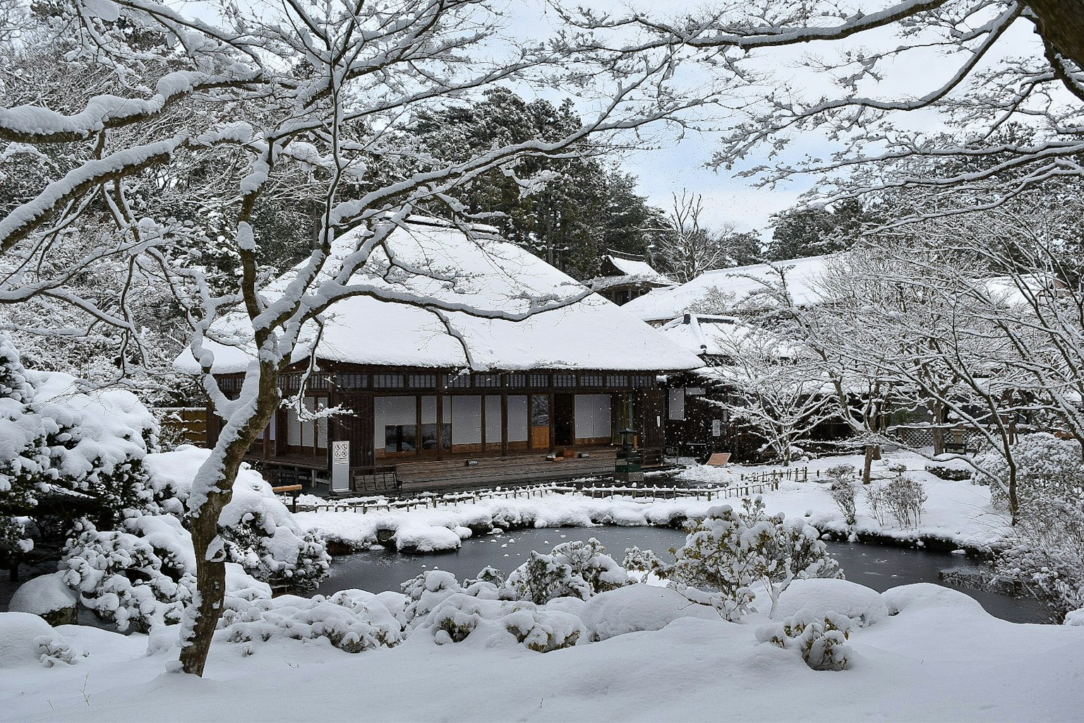 被雪覆蓋的傳統日本房屋與寧靜花園