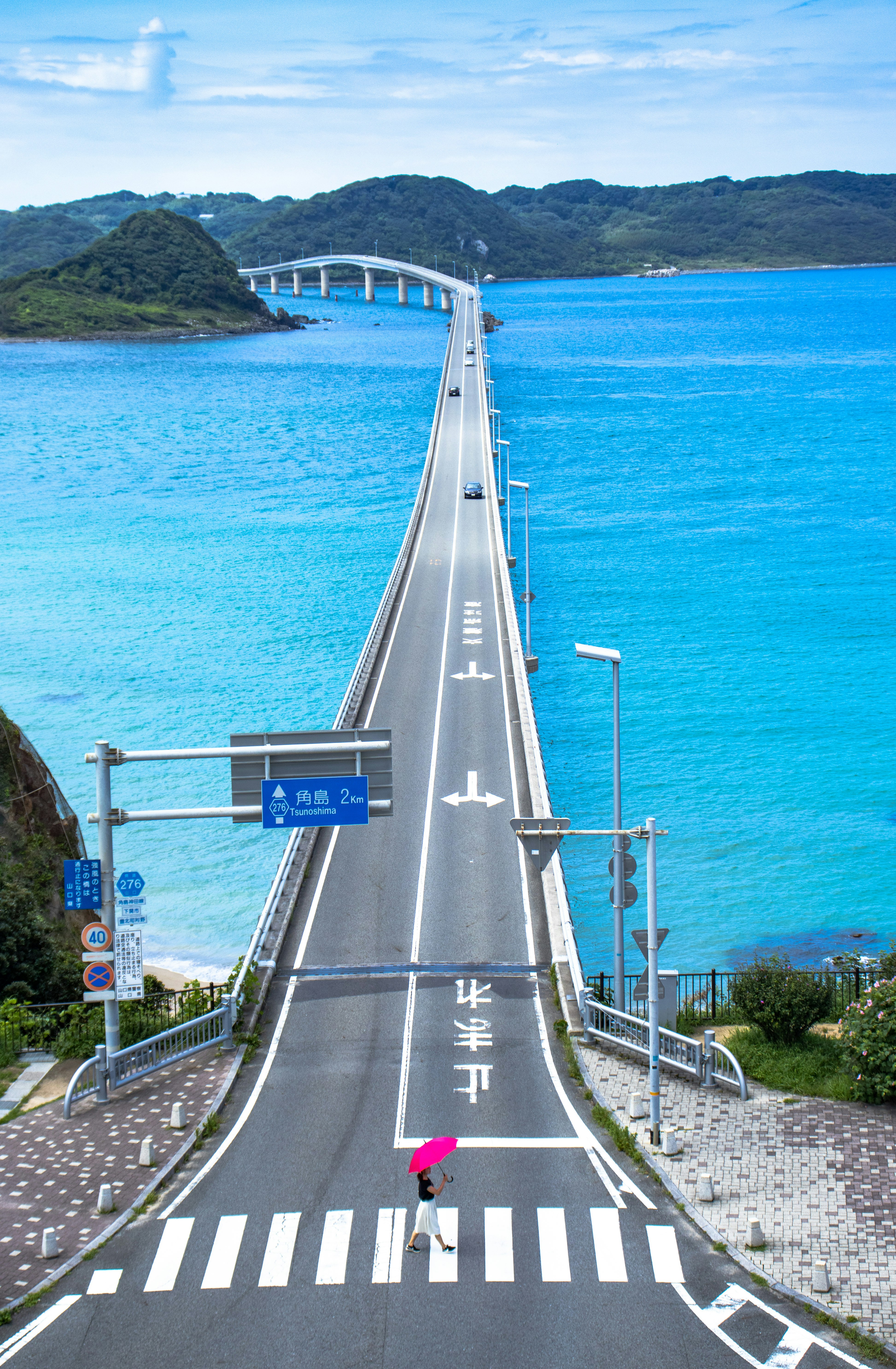 海上へ続く長い橋の道路と青い海の眺め