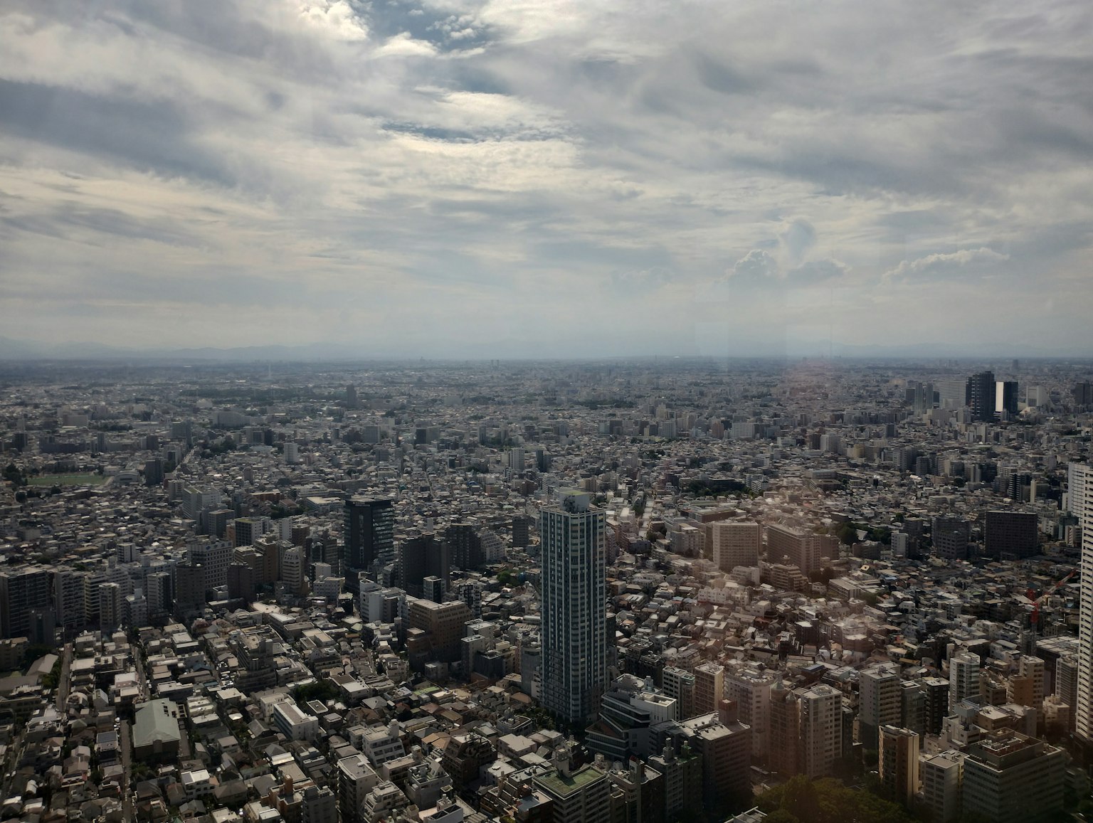 Pemandangan panorama dari garis langit Tokyo dengan gedung pencakar langit dan lanskap perkotaan