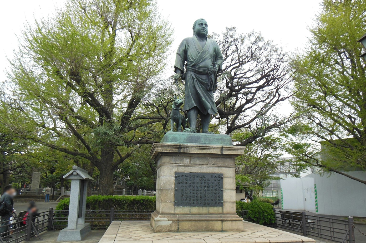 被綠色樹木環繞的公園雕像