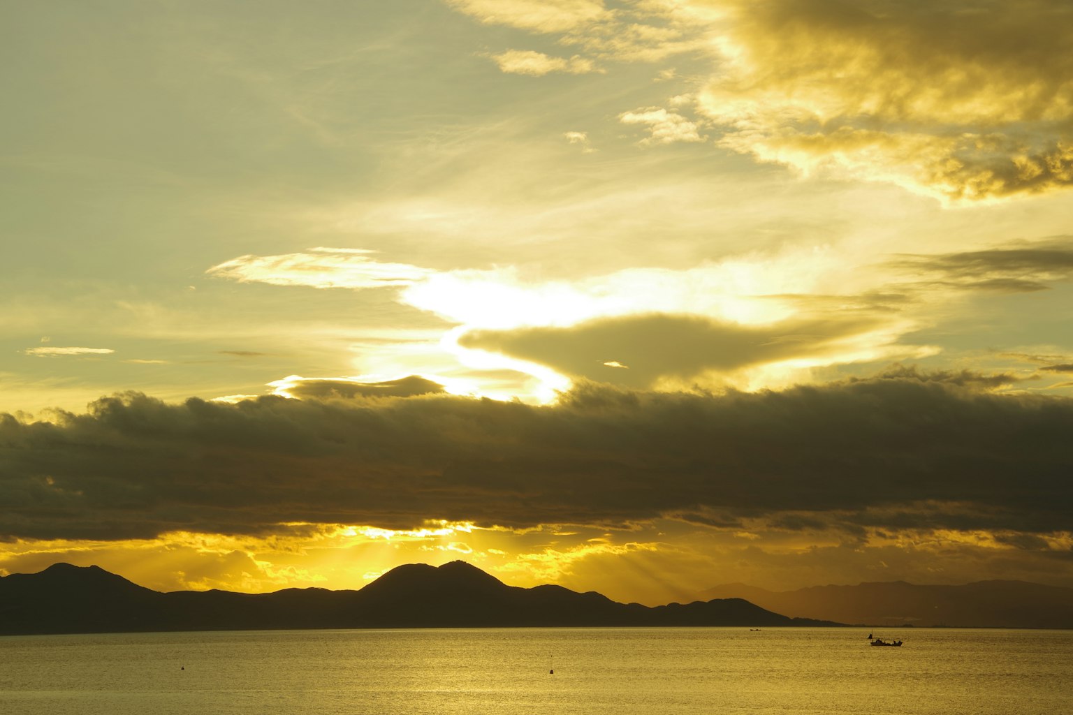 Bellissimo tramonto sul mare con montagne sullo sfondo