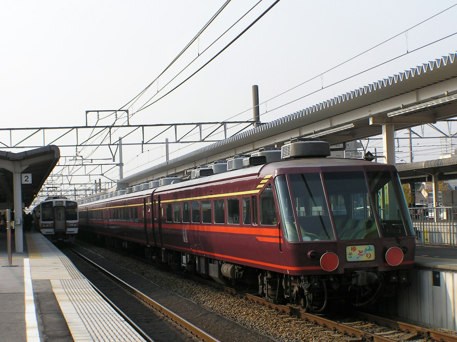 Kereta merah diparkir di stasiun
