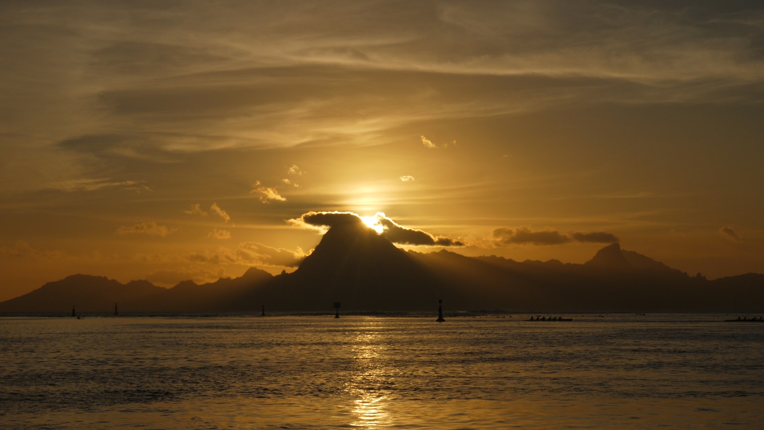 Paysage époustouflant d'un coucher de soleil sur une montagne avec des reflets sur l'eau et des nuages colorés