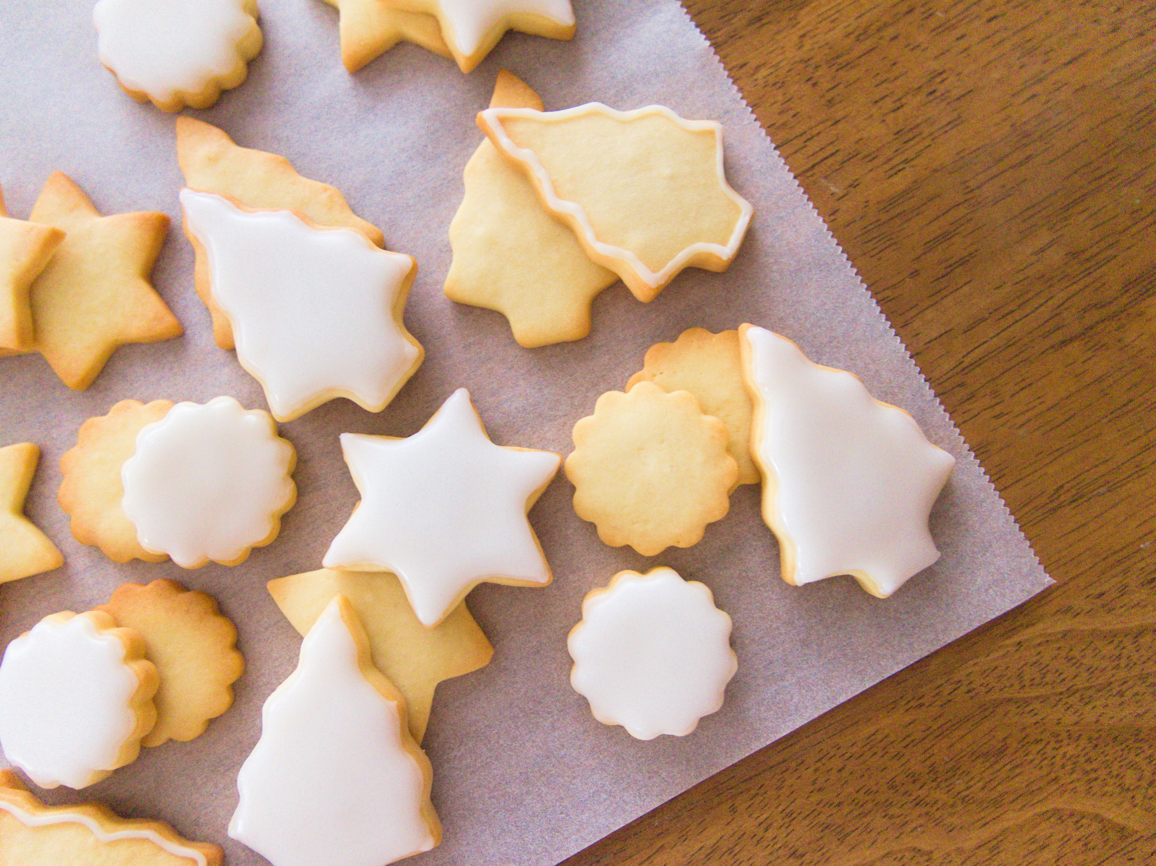 Galletas con forma de estrella en una bandeja