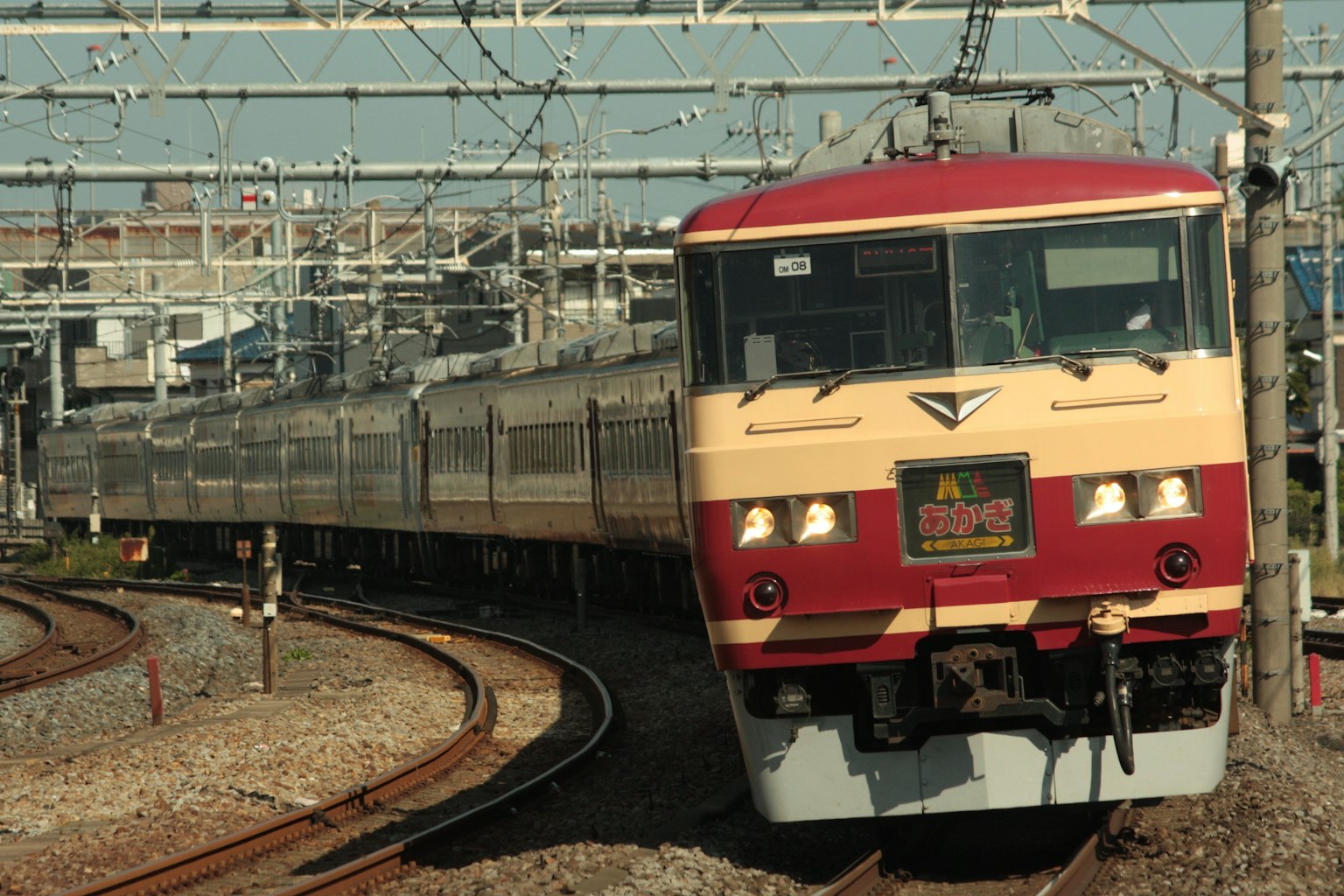 รถไฟด่วนสีแดงและครีมเลี้ยวบนราง