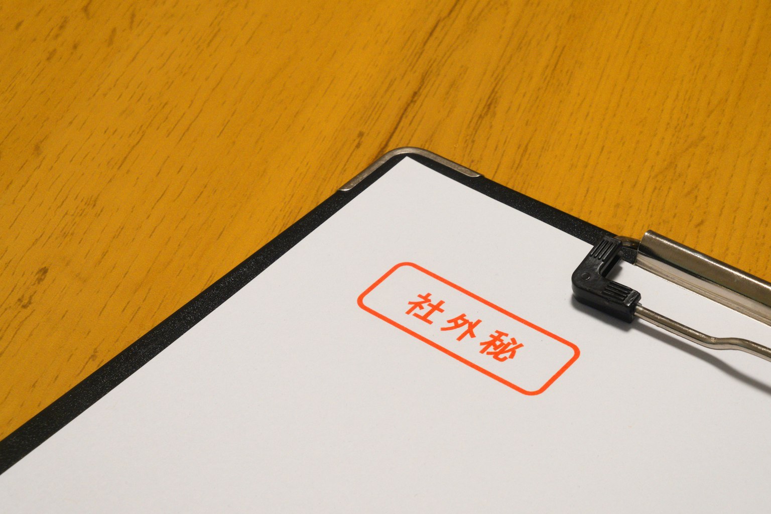 Clipboard dengan kertas putih dan cap merah
