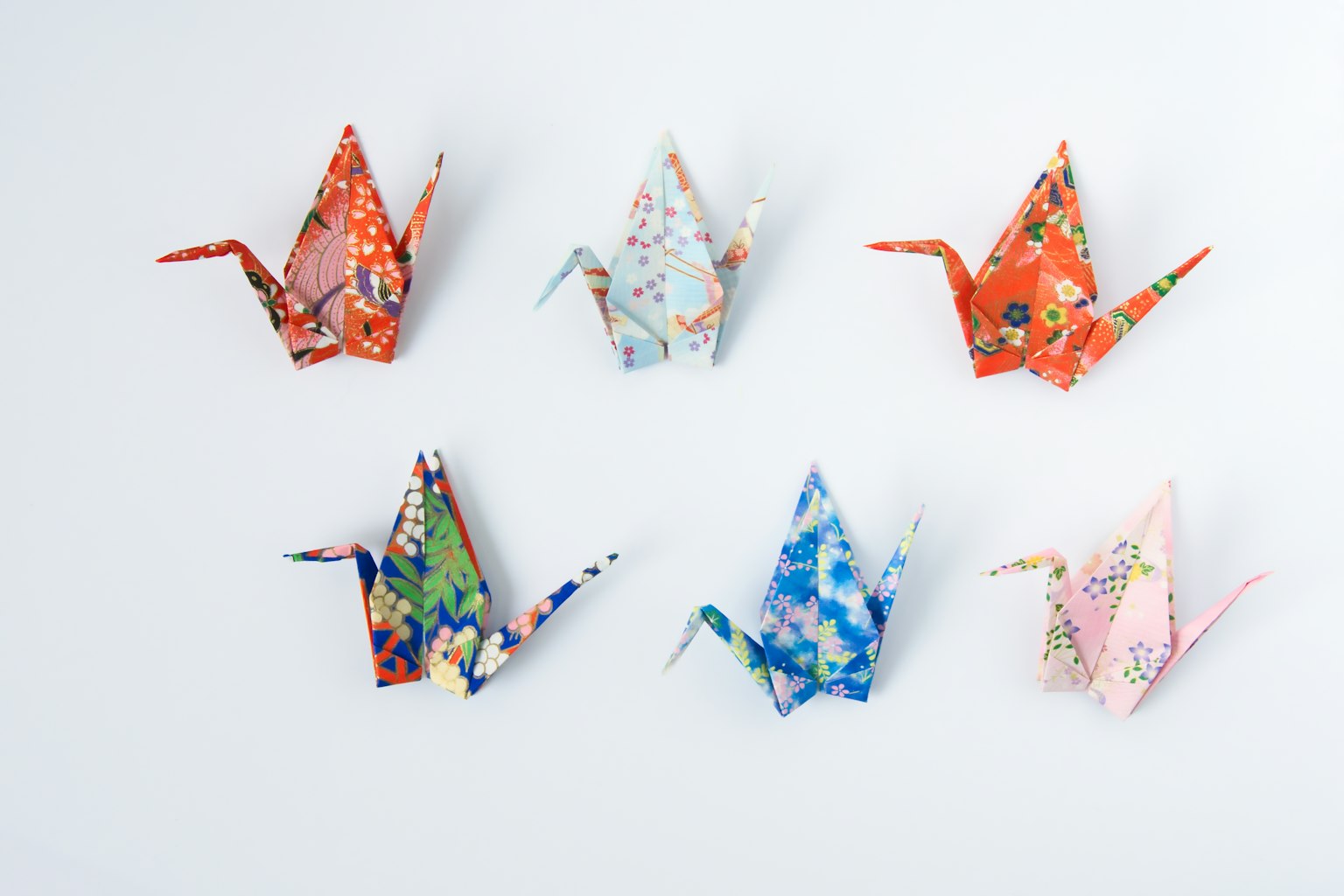 Grúas de origami coloridas dispuestas de manera artística
