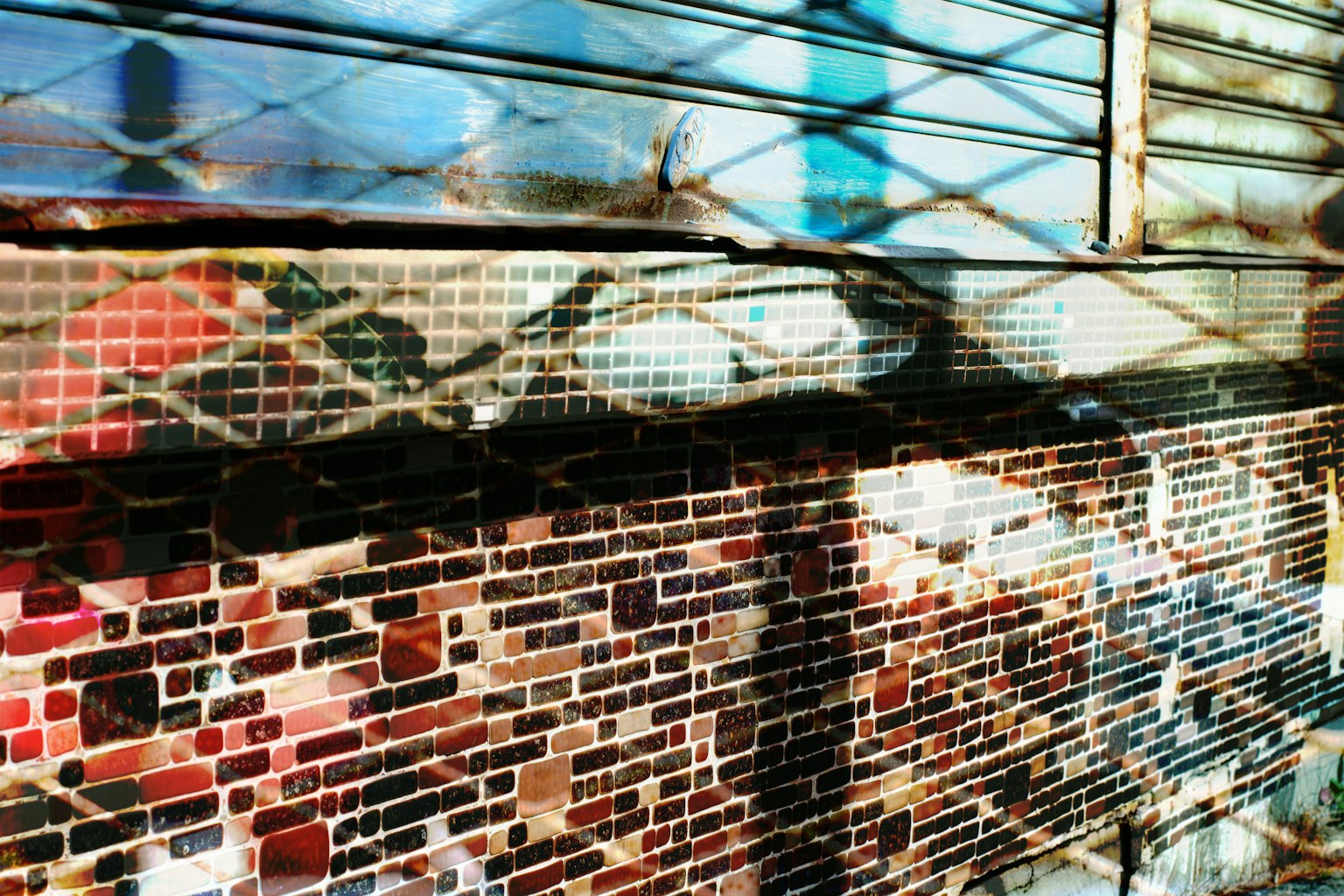 Pared de mosaico colorido con sombras entrelazadas