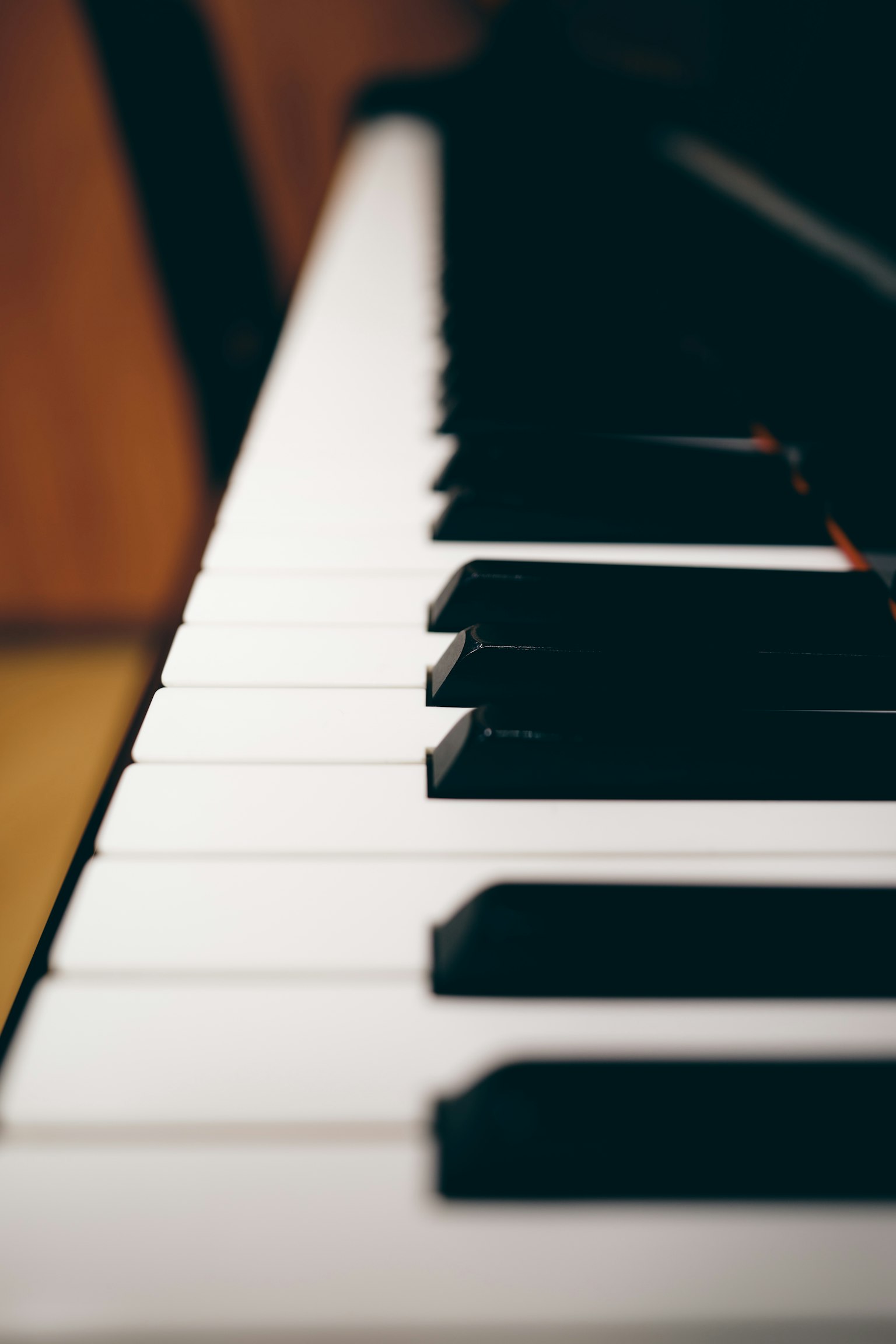 Close-up tuts piano dengan tuts hitam dan putih