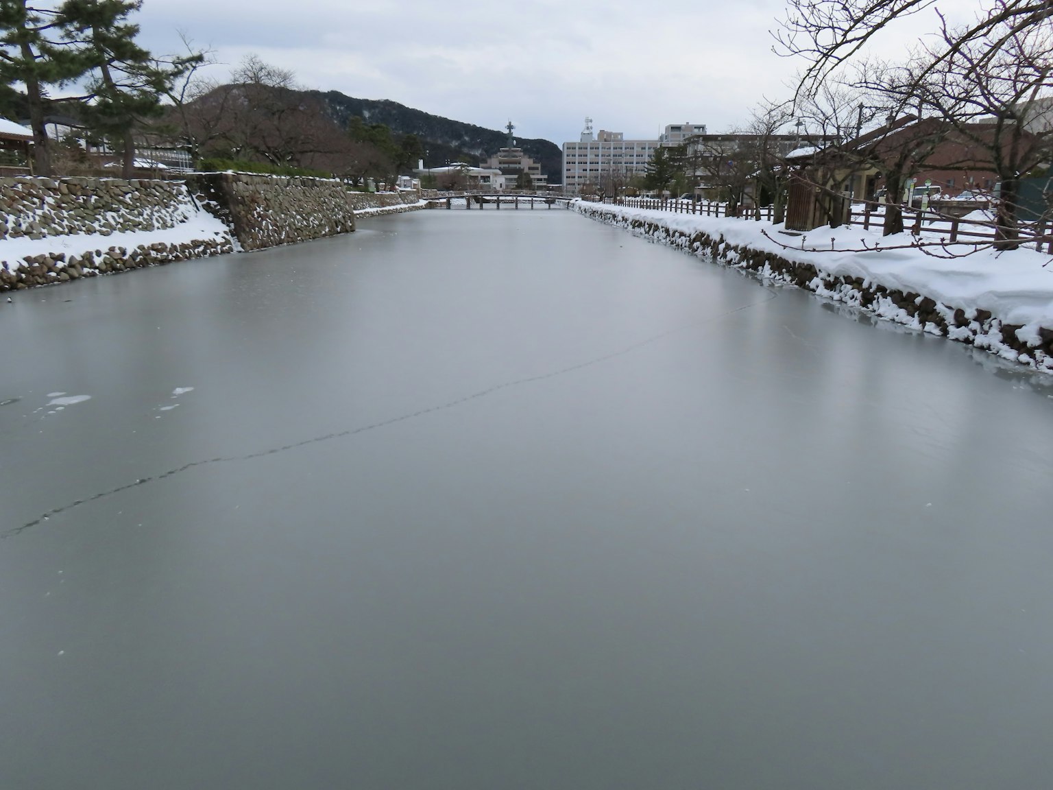 Un paesaggio invernale sereno con un fiume coperto di neve