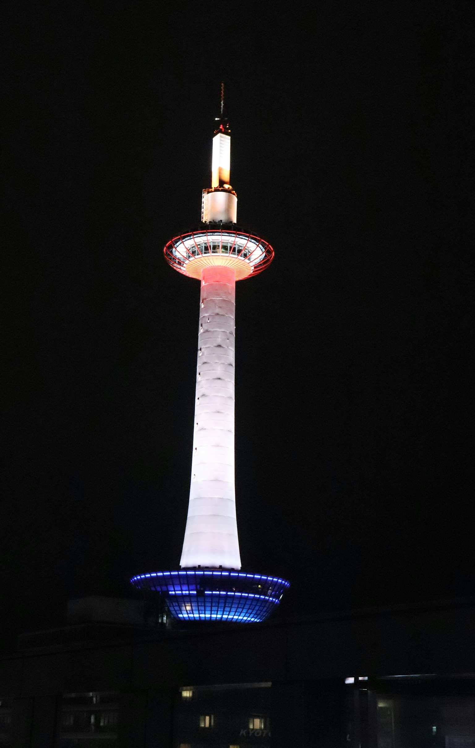 夜间照亮的京都塔，白色和蓝色灯光
