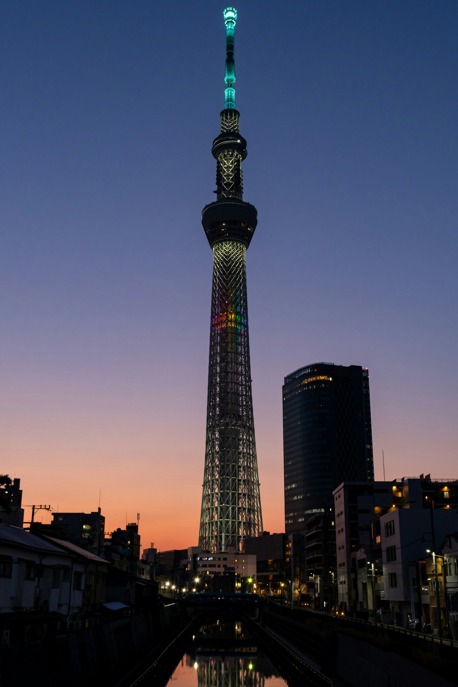 Tokyo Skytree illuminato al crepuscolo con un cielo colorato