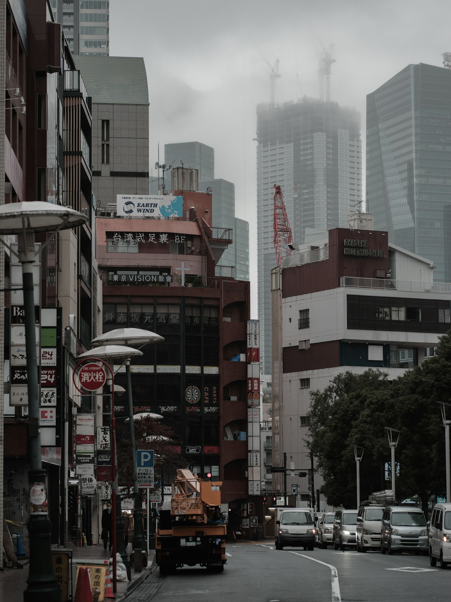 흐린 날 도쿄의 도시 풍경 고층 건물과 저층 건물이 혼합된 거리