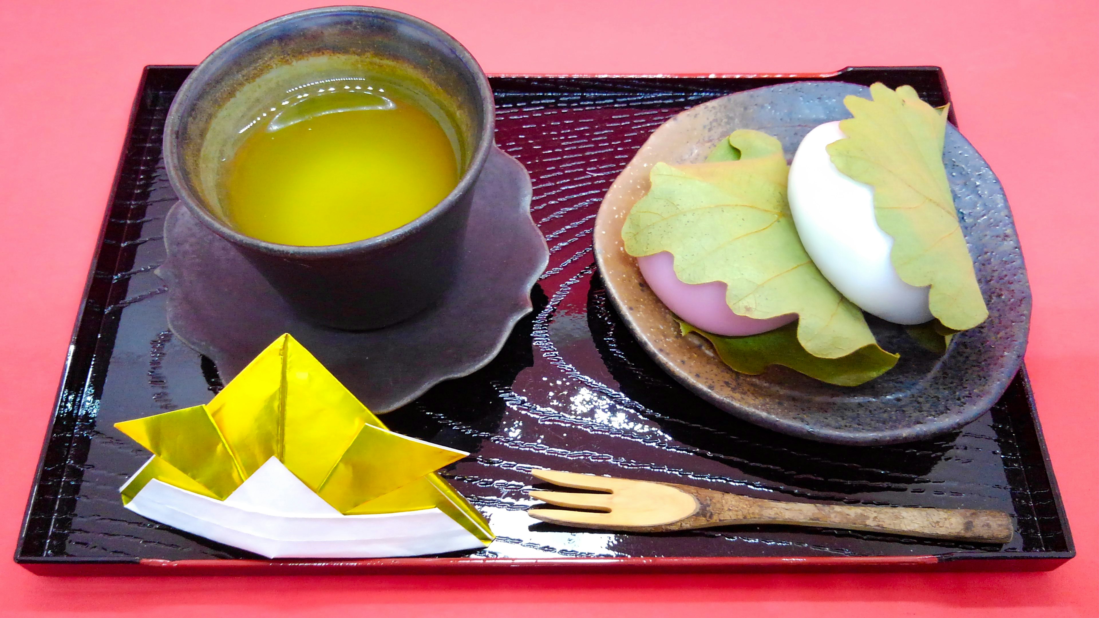 抹茶风味绿茶与和菓子点心组合