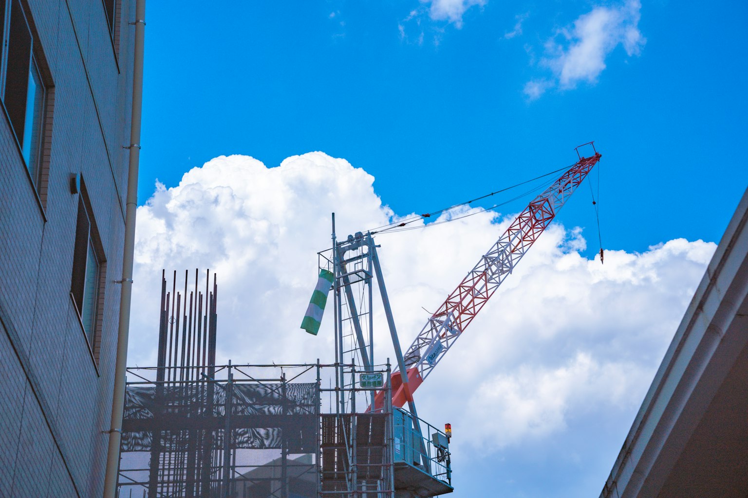 建筑工地与吊车和建筑结构在蓝天下