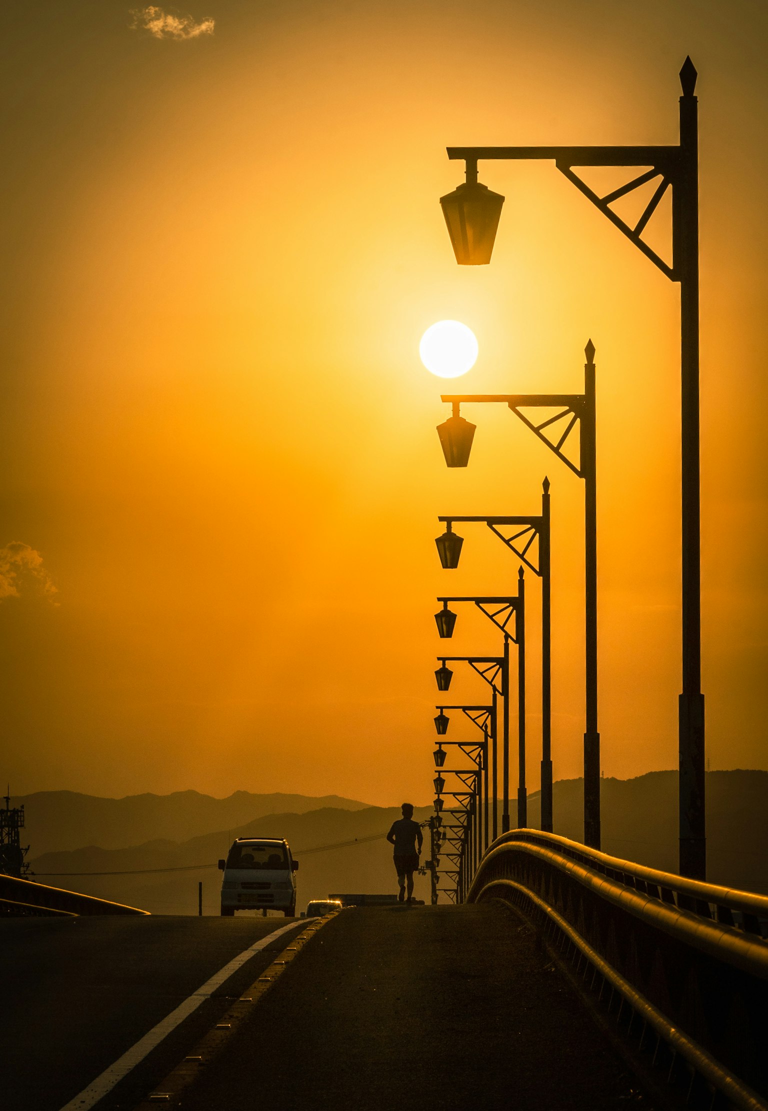 夕陽下的橋和路燈