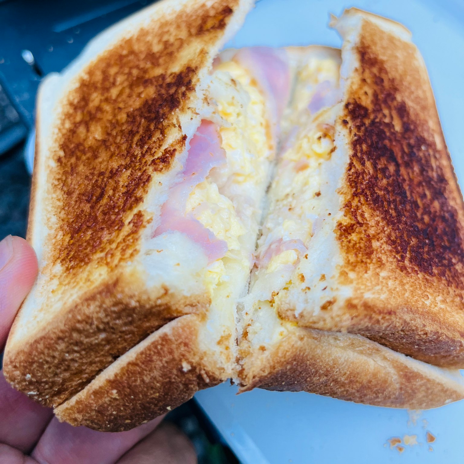 Querschnitt eines gerösteten Sandwiches mit sichtbarem Ei und Schinken