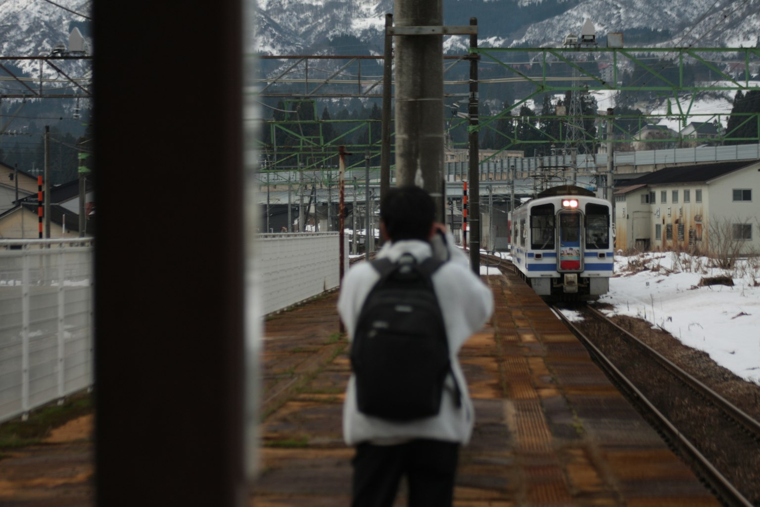 Una persona esperando un tren en un paisaje nevado