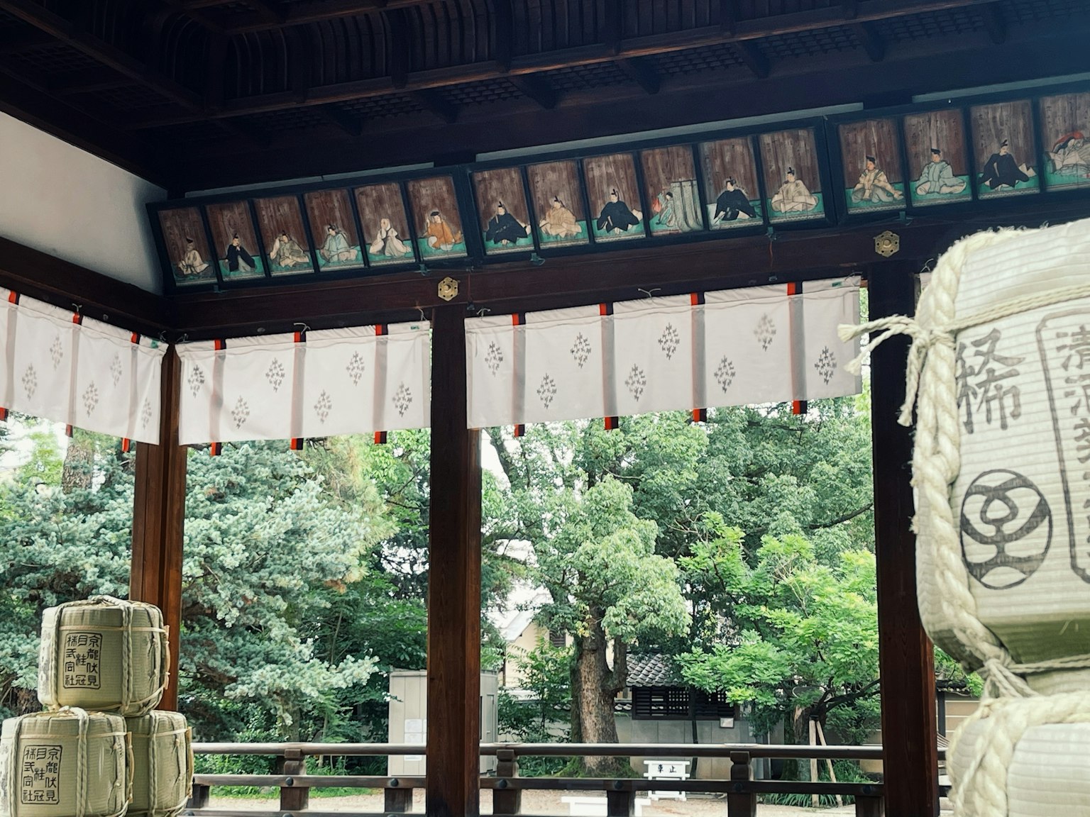 神社內部懸掛的畫作和清酒桶