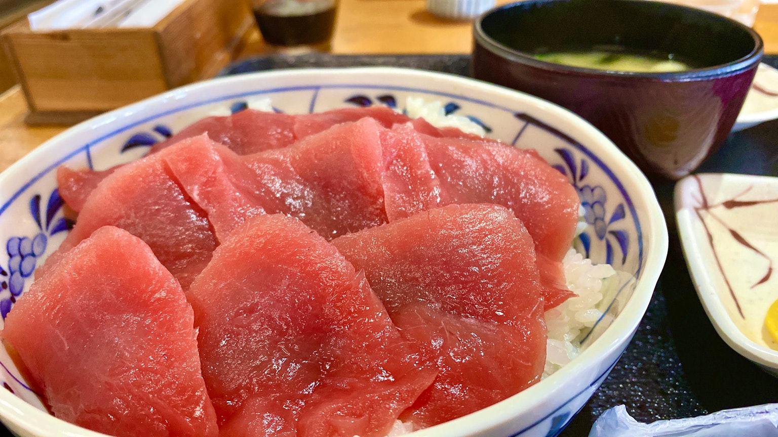 Delicioso sashimi de atún servido sobre arroz con sopa de miso