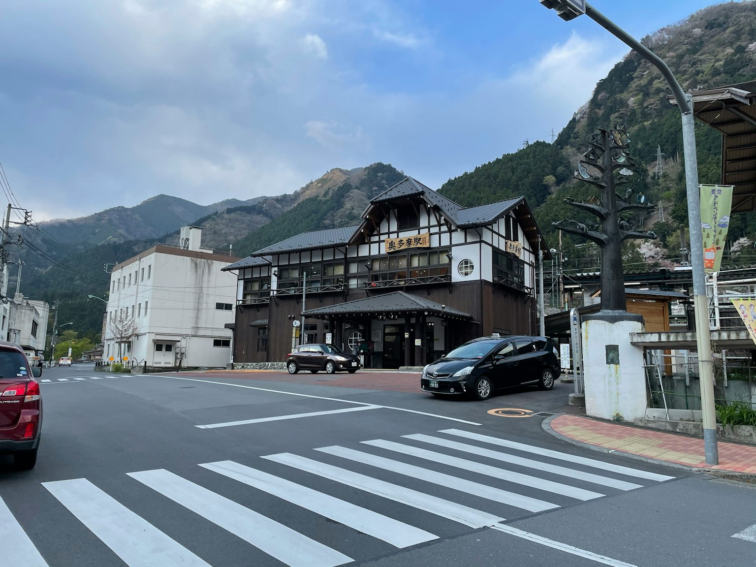 Vista di un incrocio con un edificio tradizionale circondato da montagne