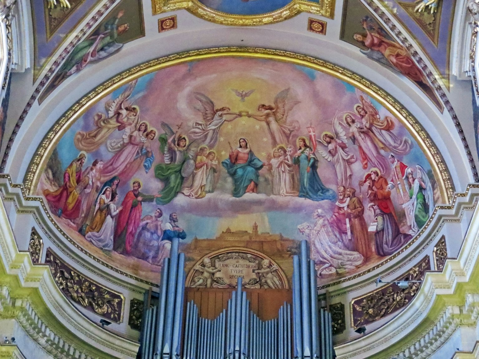Fresque de plafond magnifique dans une église avec des anges majestueux et des figures divines