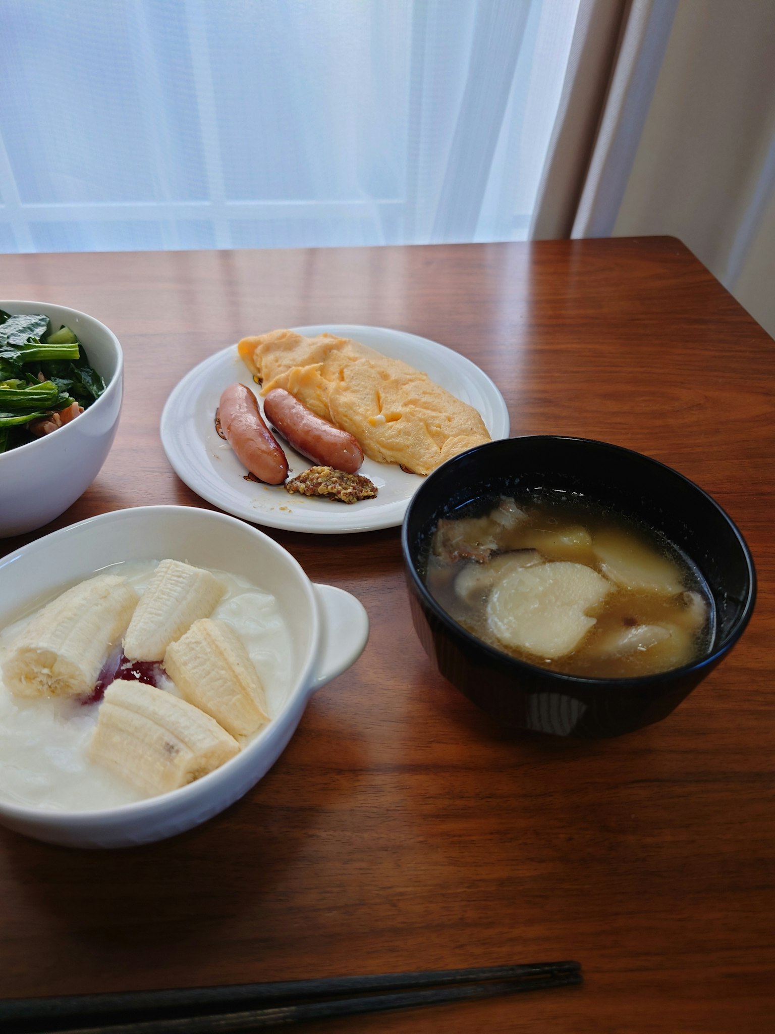 Un assortiment de plats de petit-déjeuner japonais sur une table en bois