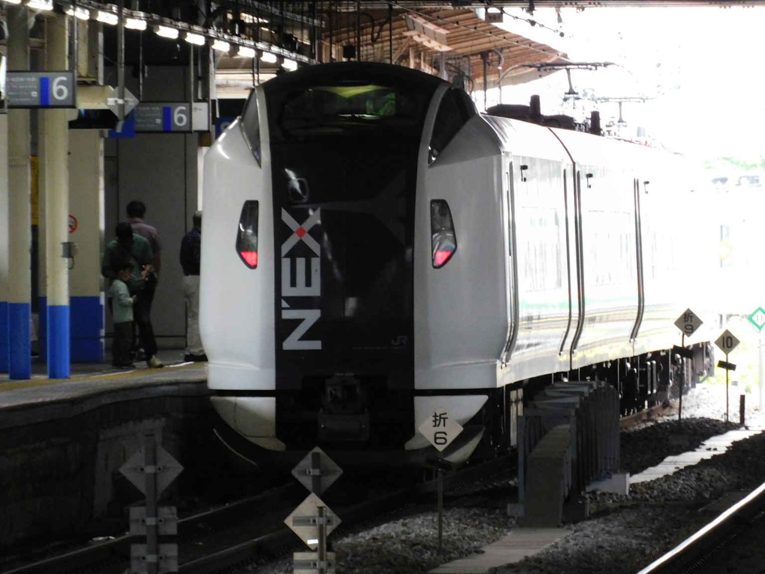 รถไฟ NEX ที่สถานีรถไฟพร้อมป้ายที่มองเห็นได้