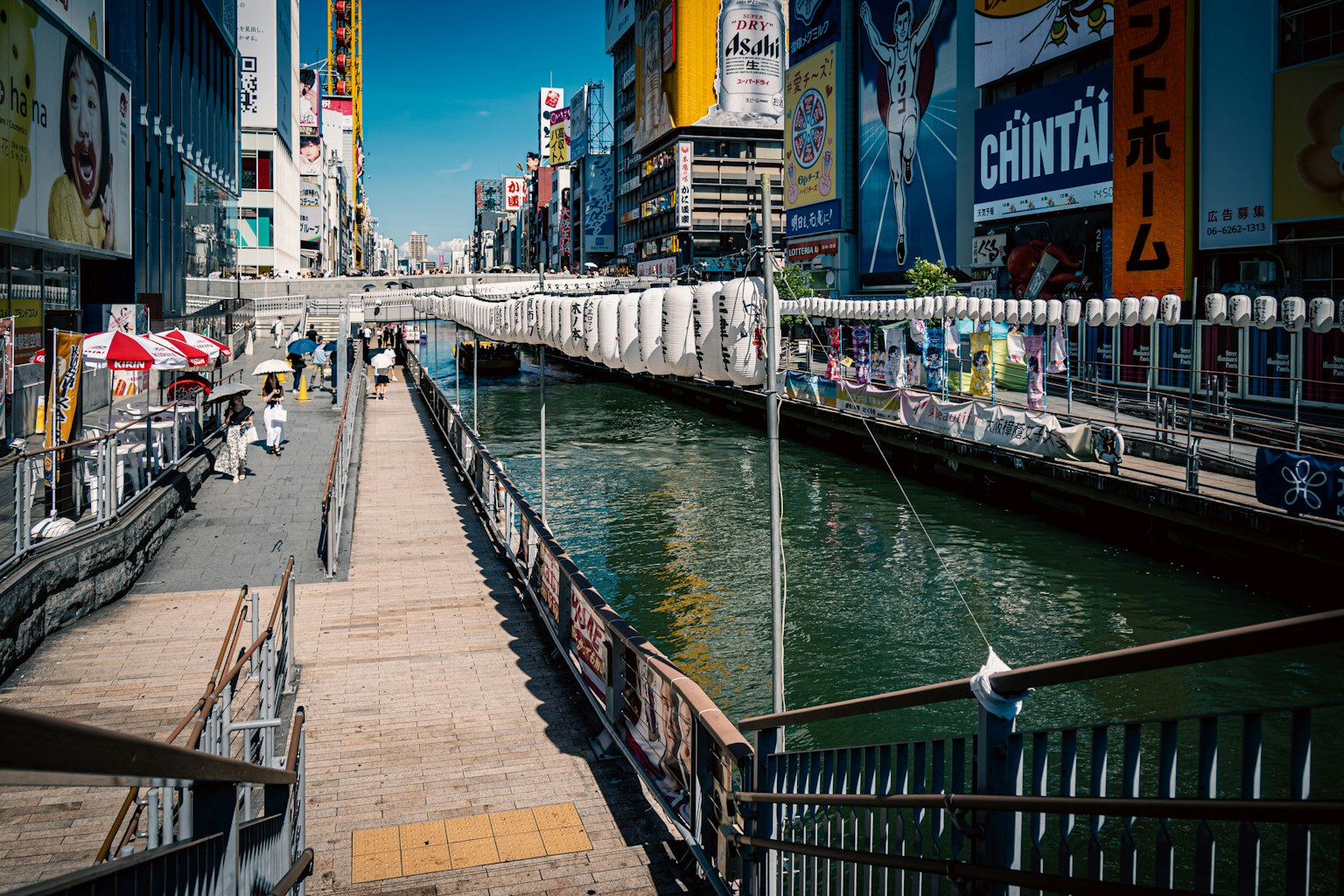 Scène de canal urbain animé avec des bâtiments commerciaux