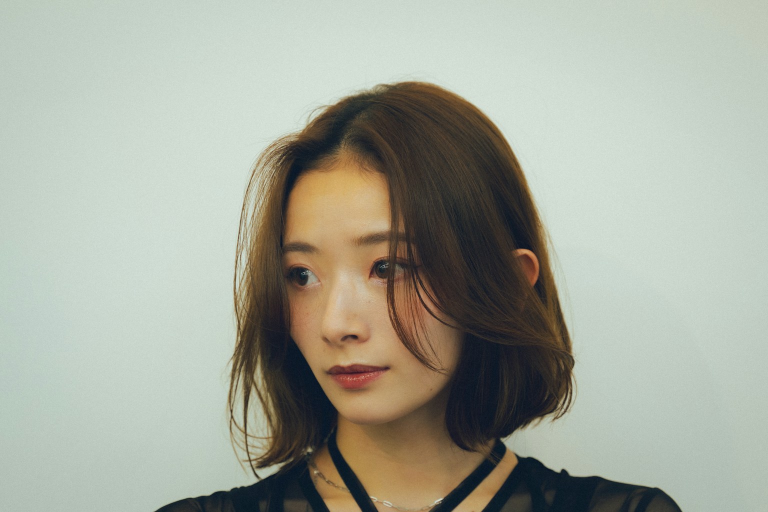 ภาพเหมือนของหญิงสาวที่มีผมยาวถึงไหล่สวมเสื้อสีดำ