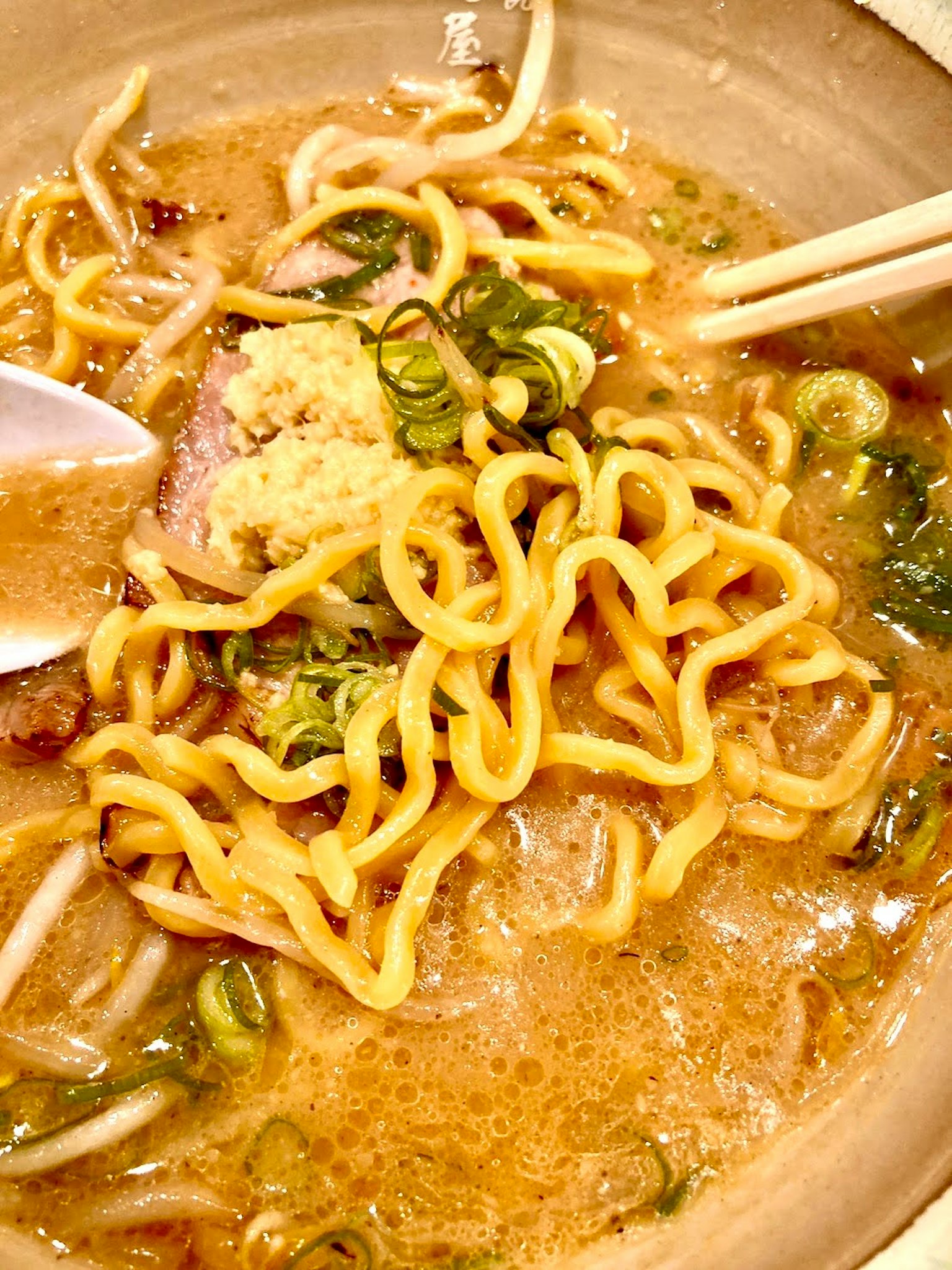 Mangkok ramen dengan mie dan topping