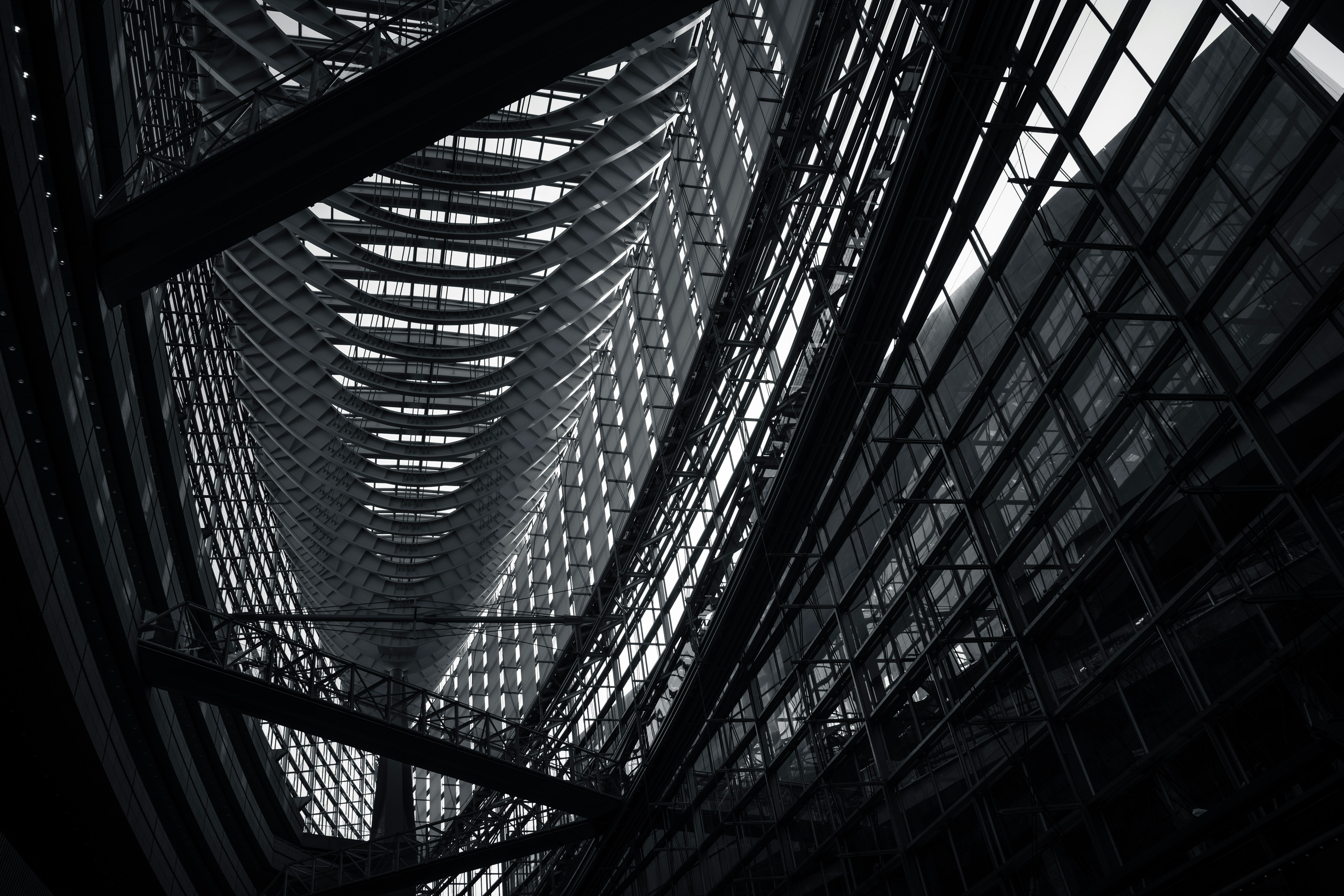 Architecture du Tokyo International Forum : toit vitré et structure en treillis croisé