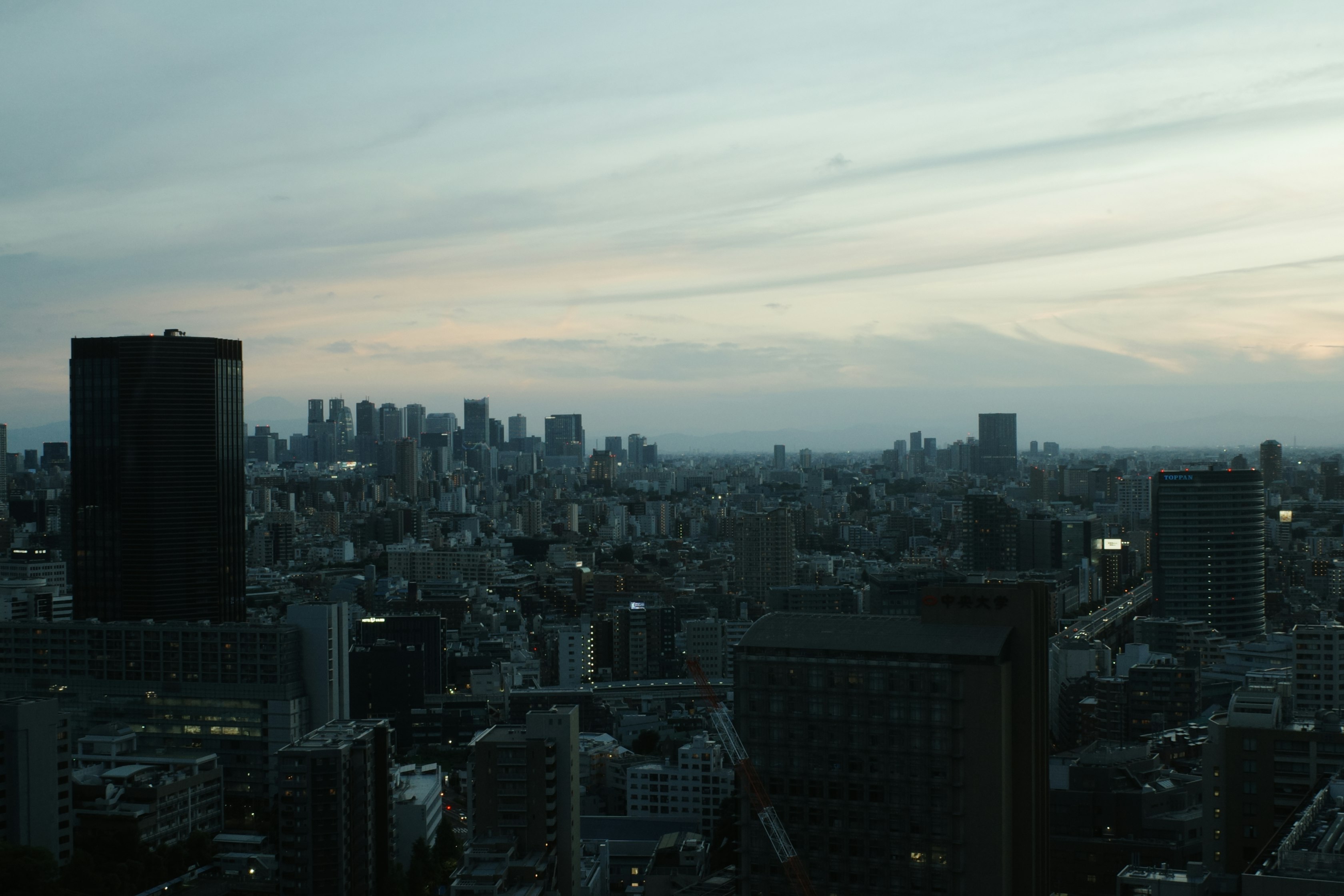 夕暮れの高層ビル群と街並みのパノラマ