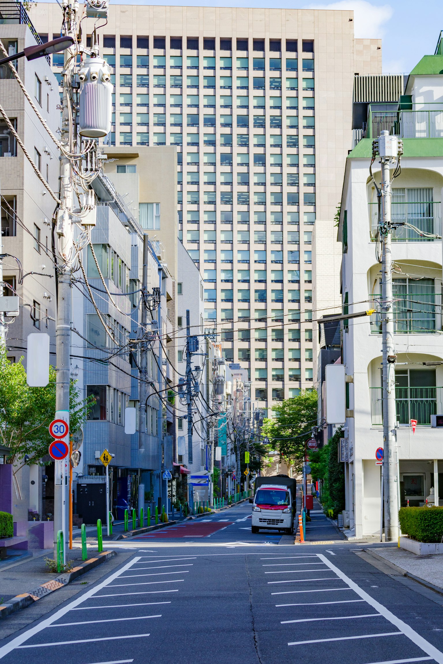 城市街道景观，高楼大厦和晴朗的天空