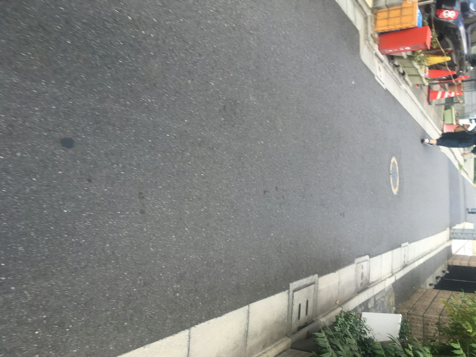 狹窄的街道和混凝土人行道
