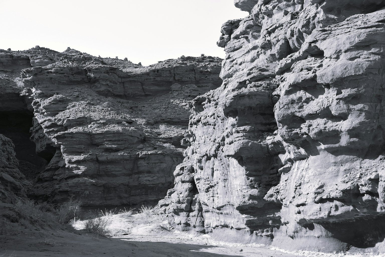 Paisaje de cañón seco con capas de roca visibles