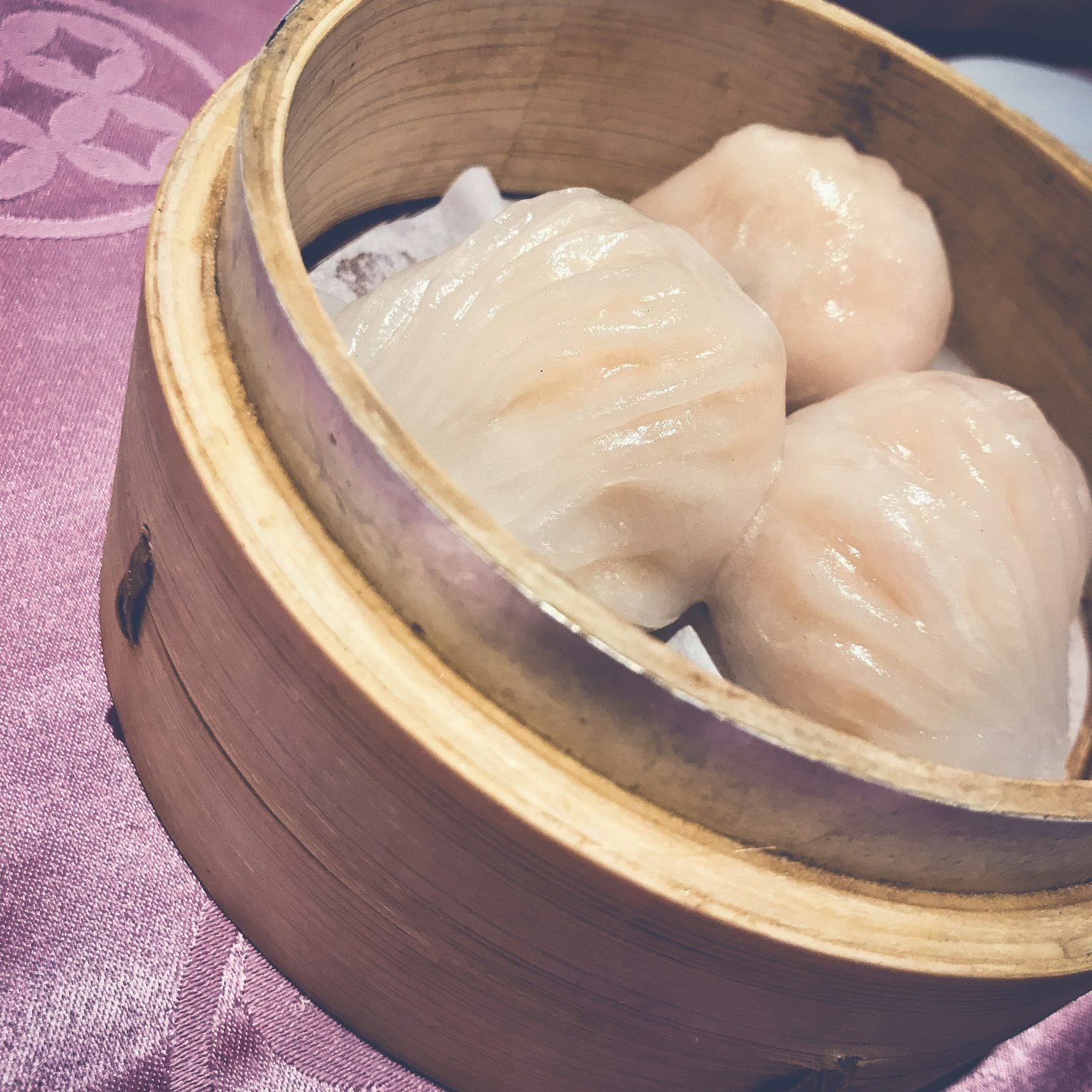 Dumpling udang yang disajikan dengan indah dalam pengukus