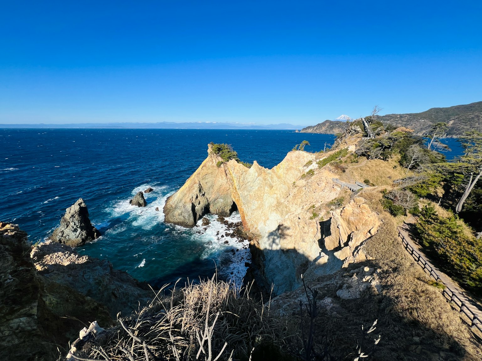 Panoramablick auf Klippen am blauen Ozean
