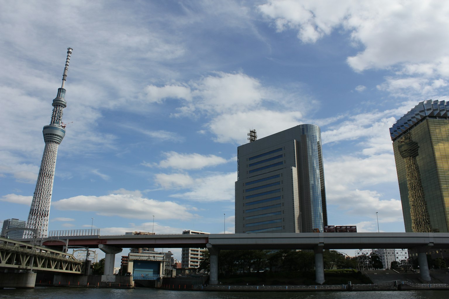 Tokyo Skytree junto a edificios modernos bajo un cielo nublado