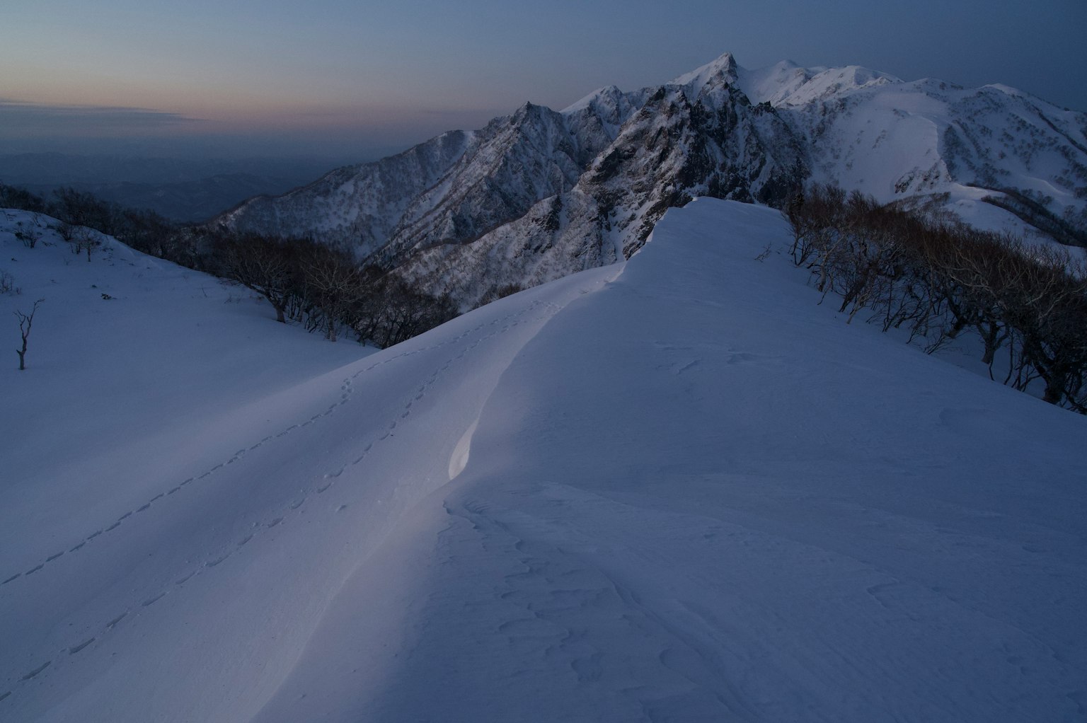 被雪覆蓋的山脈景觀和黃昏天空