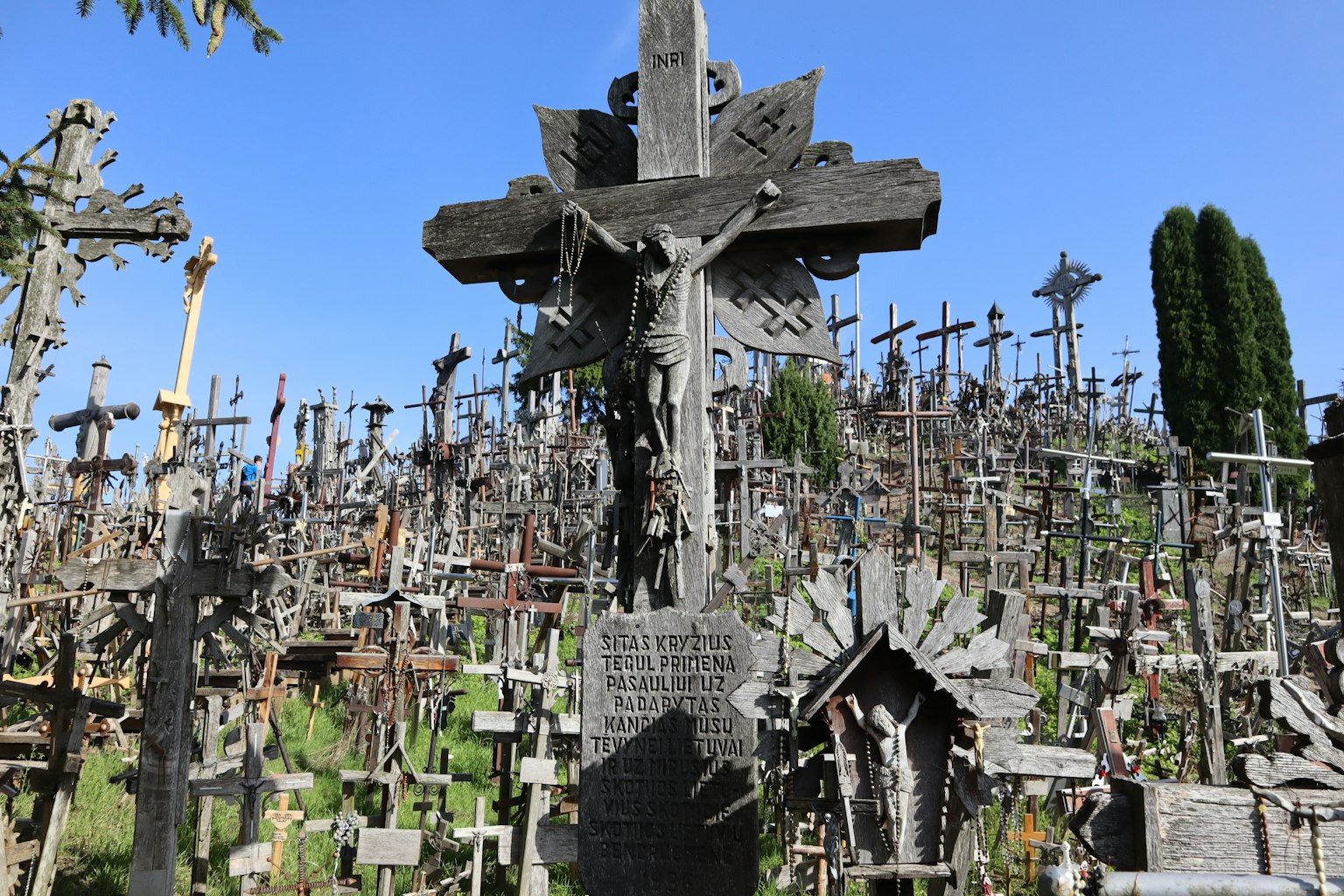 Paisaje con numerosas cruces en una colina